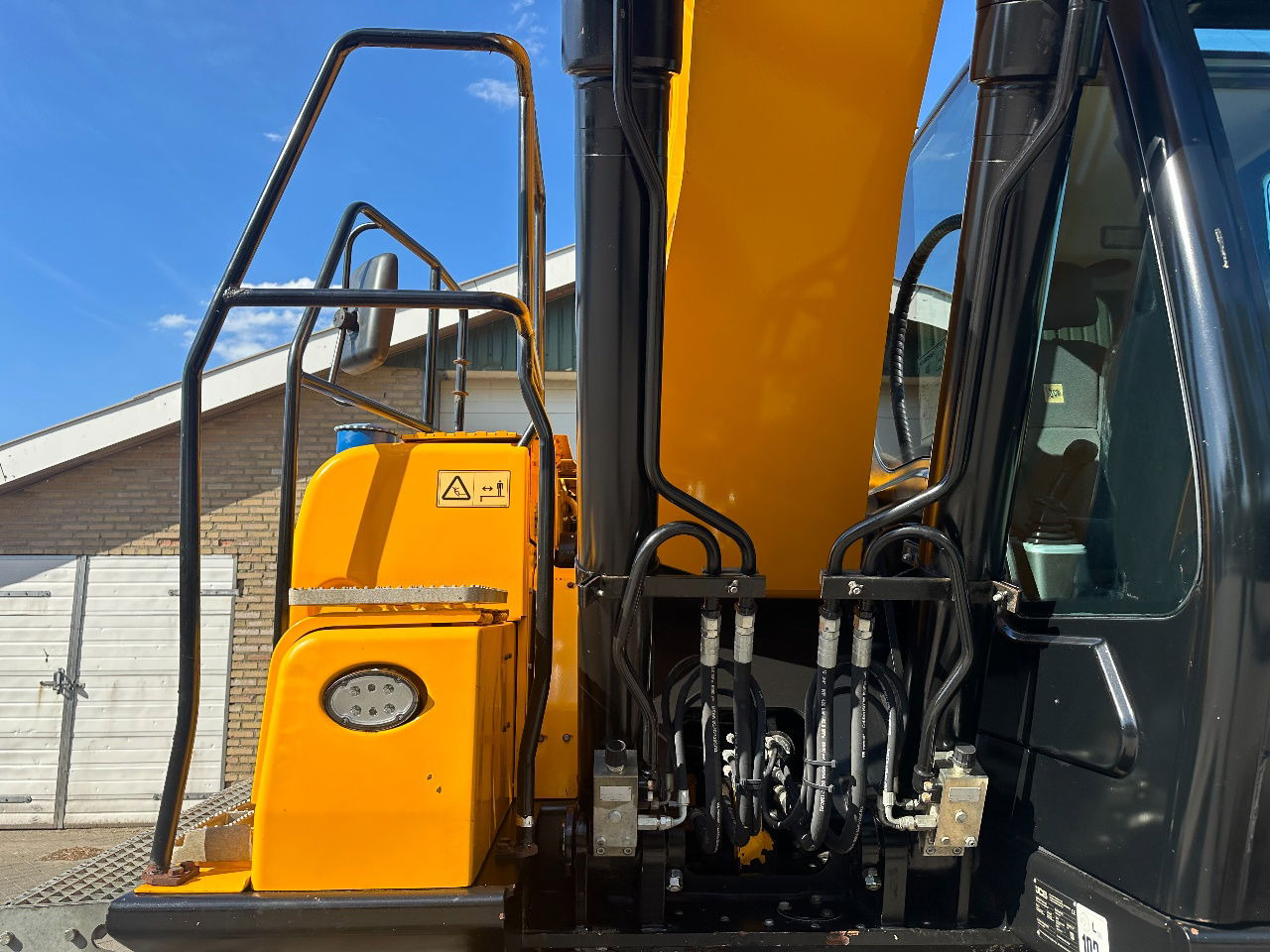 Crawler excavator JCB JS220LC: picture 17