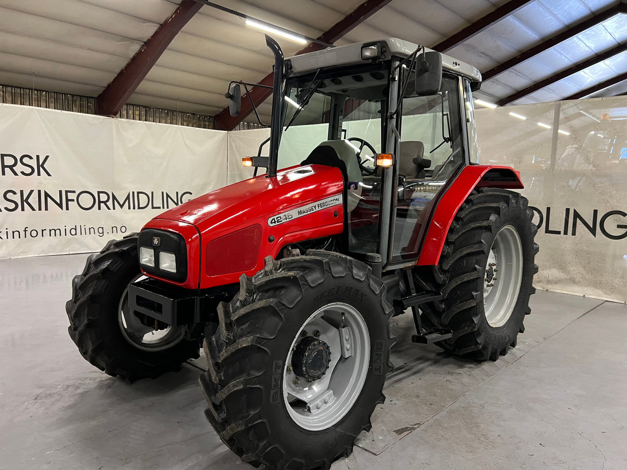 Massey Ferguson 4245 - Farm tractor: picture 2 Massey Ferguson 4245 - Farm tractor: picture 2
