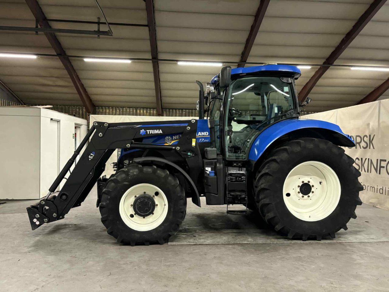 New Holland T7.210 AC - Farm tractor: picture 2 New Holland T7.210 AC - Farm tractor: picture 2