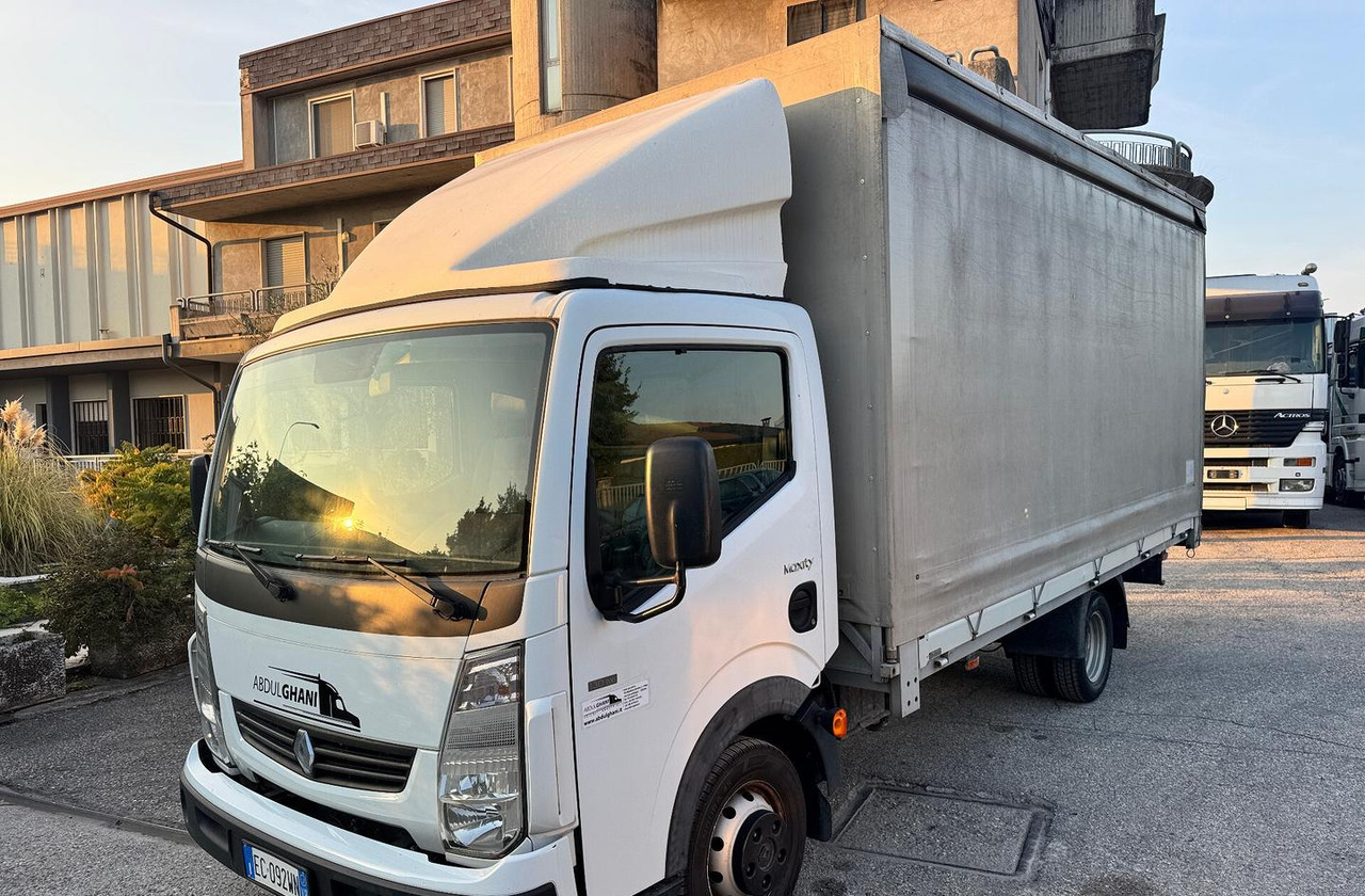 Renault Trucks Maxity 135.35 dxi - Curtain side truck: picture 2 Renault Trucks Maxity 135.35 dxi - Curtain side truck: picture 2