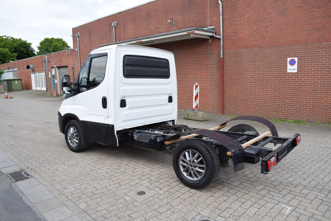 Iveco Daily 35 S21 3,0 Automatik Luftfederung Tempomat - Cab chassis truck: picture 4 Iveco Daily 35 S21 3,0 Automatik Luftfederung Tempomat - Cab chassis truck: picture 4