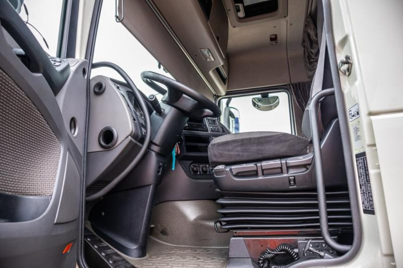 Interior photo 1: Tractor unit DAF XF 510 +Intarder+50Ton.