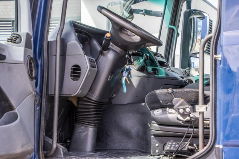 Interior photo 1: Tractor unit Mercedes ACTROS 1846 LS-MP3+HYDR.