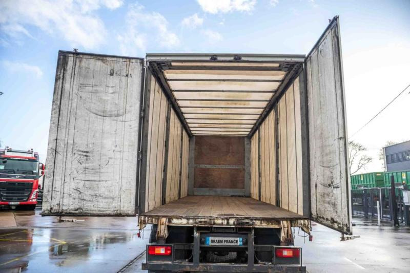 Volvo FM 330-6x2-E5+10 pneus/tires+INTARDER - Curtain side truck: picture 4 Volvo FM 330-6x2-E5+10 pneus/tires+INTARDER - Curtain side truck: picture 4