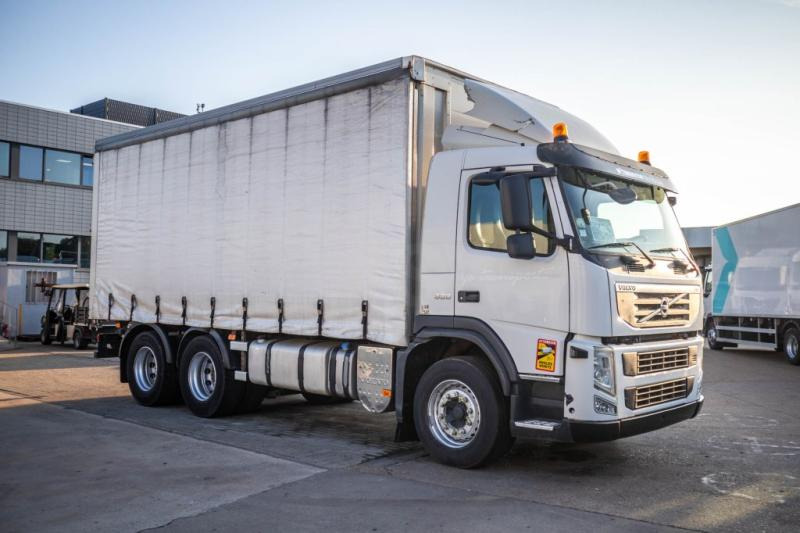 Volvo FM330-6X2+E5 (10pneus/tires) - Curtain side truck: picture 2 Volvo FM330-6X2+E5 (10pneus/tires) - Curtain side truck: picture 2