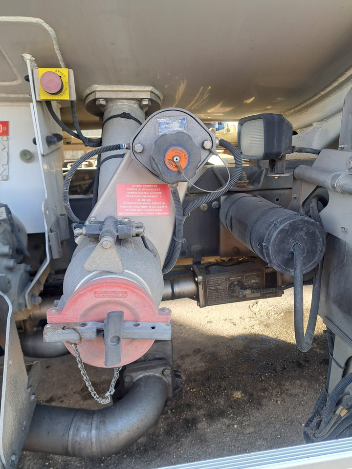 RENAULT MIDLUM 270 - Tanker truck: picture 5 RENAULT MIDLUM 270 - Tanker truck: picture 5