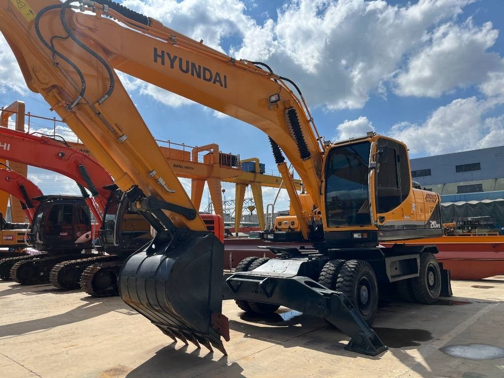 Hyundai R210W - Wheel excavator: picture 2 Hyundai R210W - Wheel excavator: picture 2