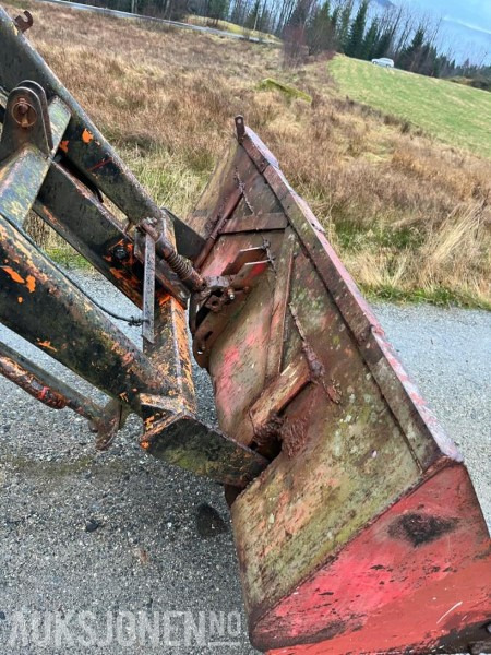 1981 Zetor 6945 med laster Skuffe og kjettinger - Farm tractor: picture 5 1981 Zetor 6945 med laster Skuffe og kjettinger - Farm tractor: picture 5