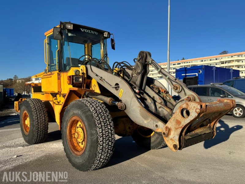 1999 Volvo L70 C Hjullaster - Spakstyring - Sentralsmøring - Tilleggshydraulikk - 2 skuffer - Pallegafler - Gått 8742 timer - Wheel loader: picture 3 1999 Volvo L70 C Hjullaster - Spakstyring - Sentralsmøring - Tilleggshydraulikk - 2 skuffer - Pallegafler - Gått 8742 timer - Wheel loader: picture 3