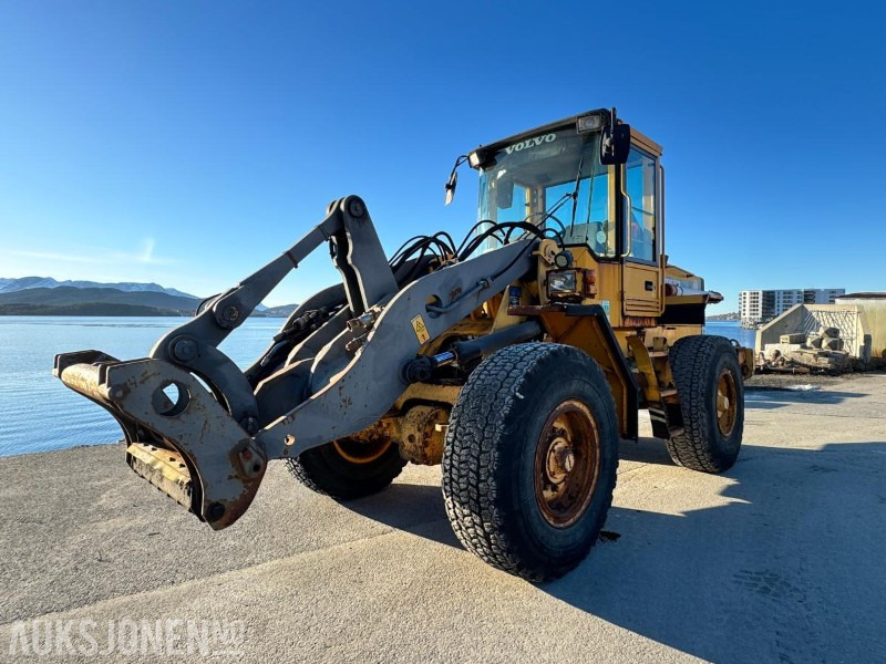 1999 Volvo L70 C Hjullaster - Spakstyring - Sentralsmøring - Tilleggshydraulikk - 2 skuffer - Pallegafler - Gått 8742 timer - Wheel loader: picture 1 1999 Volvo L70 C Hjullaster - Spakstyring - Sentralsmøring - Tilleggshydraulikk - 2 skuffer - Pallegafler - Gått 8742 timer - Wheel loader: picture 1
