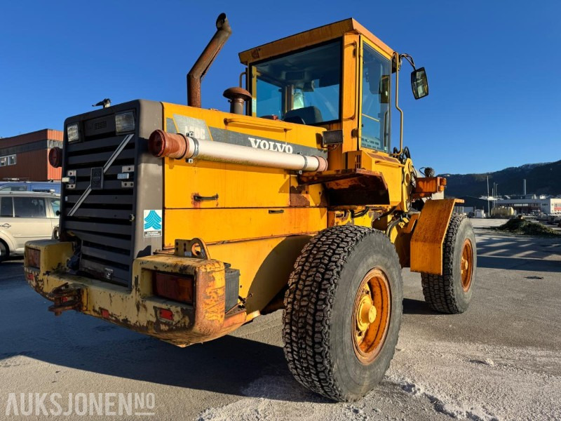 1999 Volvo L70 C Hjullaster - Spakstyring - Sentralsmøring - Tilleggshydraulikk - 2 skuffer - Pallegafler - Gått 8742 timer - Wheel loader: picture 4 1999 Volvo L70 C Hjullaster - Spakstyring - Sentralsmøring - Tilleggshydraulikk - 2 skuffer - Pallegafler - Gått 8742 timer - Wheel loader: picture 4