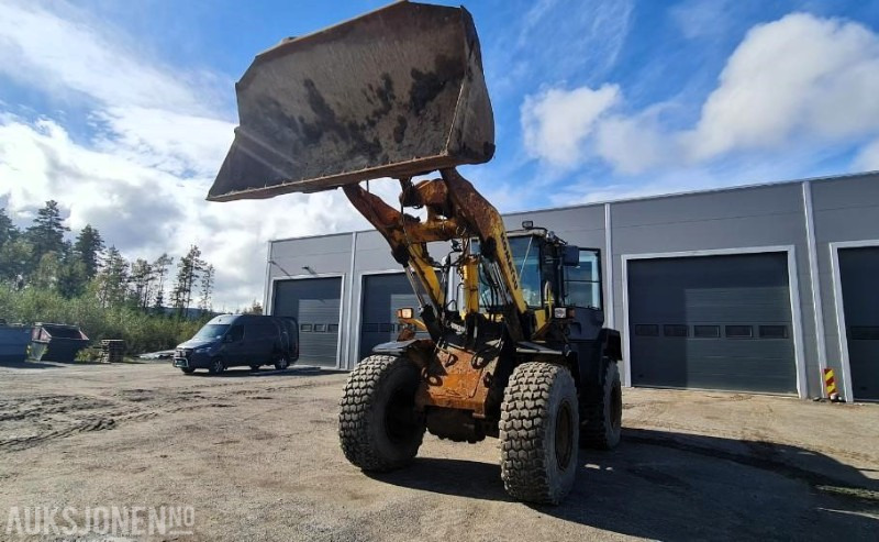 2004 Komatsu WA320, kun 9.000 arbeidstimer! Pallegafler + Skuffe inkludert, 3dje funksjon, SERTIFISERT! - Wheel loader: picture 2 2004 Komatsu WA320, kun 9.000 arbeidstimer! Pallegafler + Skuffe inkludert, 3dje funksjon, SERTIFISERT! - Wheel loader: picture 2