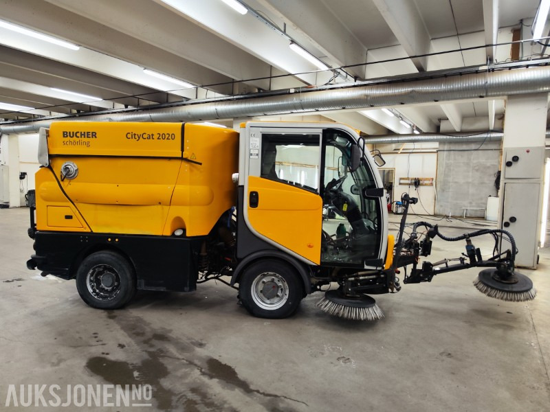 2011 Bucher CityCat 2020CC – Profesjonell kompakt feiemaskin | 2011-modell | 4 499 t - Construction equipment: picture 1 2011 Bucher CityCat 2020CC – Profesjonell kompakt feiemaskin | 2011-modell | 4 499 t - Construction equipment: picture 1