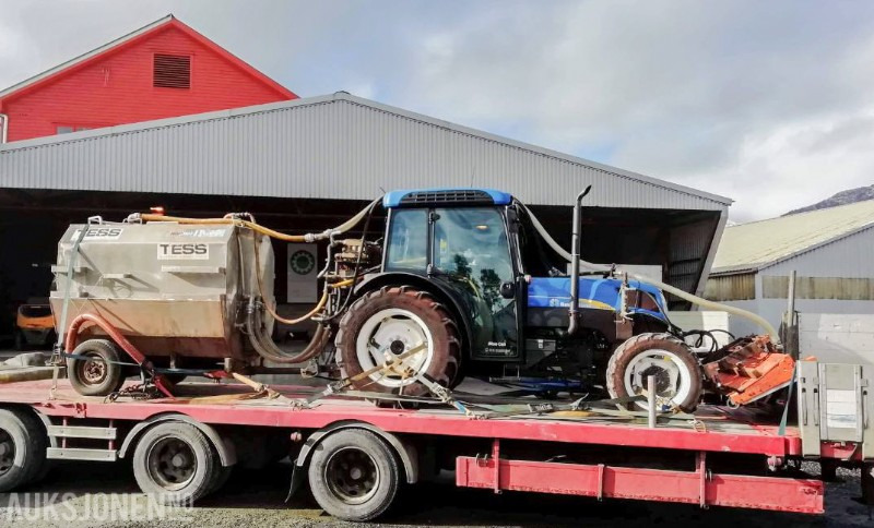 2011 New Holland T4050 - Traktor med spyleutstyr, spesielt laget for rengjøring av dekke på friidrettsbaner / løpebaner - Farm tractor: picture 5 2011 New Holland T4050 - Traktor med spyleutstyr, spesielt laget for rengjøring av dekke på friidrettsbaner / løpebaner - Farm tractor: picture 5