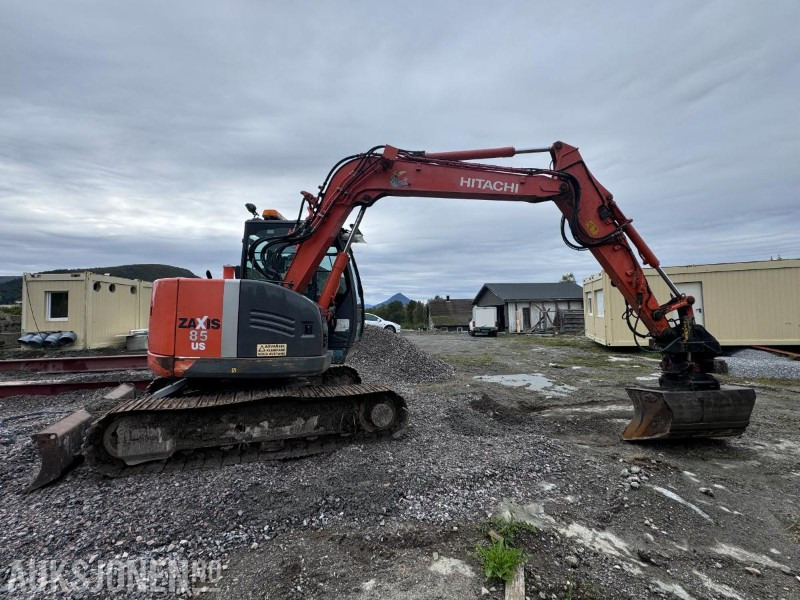 2012 Hitachi ZX85US-3 gravemaskin - Sentralsmøring - Rototilt - Pusskuffe - Graveskuffe - Excavator: picture 3 2012 Hitachi ZX85US-3 gravemaskin - Sentralsmøring - Rototilt - Pusskuffe - Graveskuffe - Excavator: picture 3