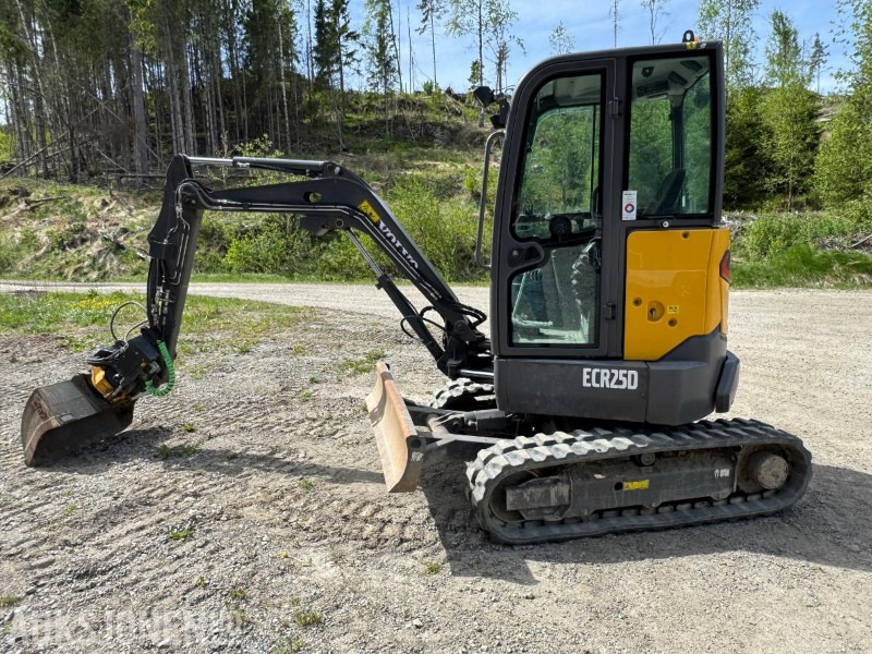 2017 Volvo ECR25D m/Engcon tiltrotator, SE-klype, 3 skuffer, vibroplate, 891 timer, Minigraver - Mini excavator: picture 1 2017 Volvo ECR25D m/Engcon tiltrotator, SE-klype, 3 skuffer, vibroplate, 891 timer, Minigraver - Mini excavator: picture 1