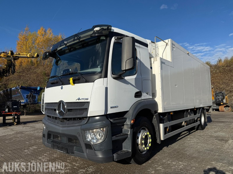 2018 Mercedes-Benz Antos 1830 skapbil med kjøling, baklem, fjernkontroll, automat, EU, Multiratt, cruise, kjetting - Box truck: picture 1 2018 Mercedes-Benz Antos 1830 skapbil med kjøling, baklem, fjernkontroll, automat, EU, Multiratt, cruise, kjetting - Box truck: picture 1