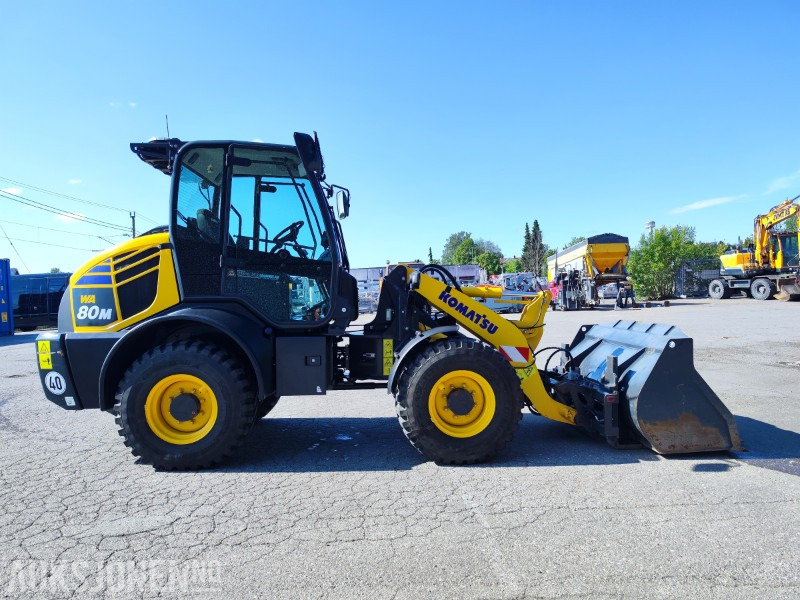 2023 Komatsu WA80M-8 Hjullaster med Skuff, V-plog og Hydrauliske pallgafler - Wheel loader: picture 1 2023 Komatsu WA80M-8 Hjullaster med Skuff, V-plog og Hydrauliske pallgafler - Wheel loader: picture 1