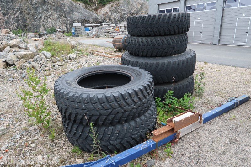 Nokian Tri-2 Piggdekk 480/80 R34 og hjulsett til Valtra - Agricultural machinery: picture 1 Nokian Tri-2 Piggdekk 480/80 R34 og hjulsett til Valtra - Agricultural machinery: picture 1