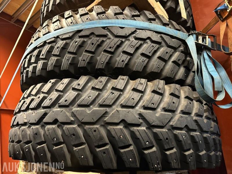 Piggdekksett til 900-serien – 620/80R42 + 480/80R34 – Klare for vinter - Agricultural machinery: picture 1 Piggdekksett til 900-serien – 620/80R42 + 480/80R34 – Klare for vinter - Agricultural machinery: picture 1