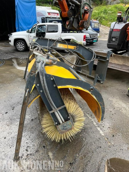 Stark 300 feiekost til hjullaster med stort og lite bm feste - Attachment for Construction machinery: picture 3 Stark 300 feiekost til hjullaster med stort og lite bm feste - Attachment for Construction machinery: picture 3