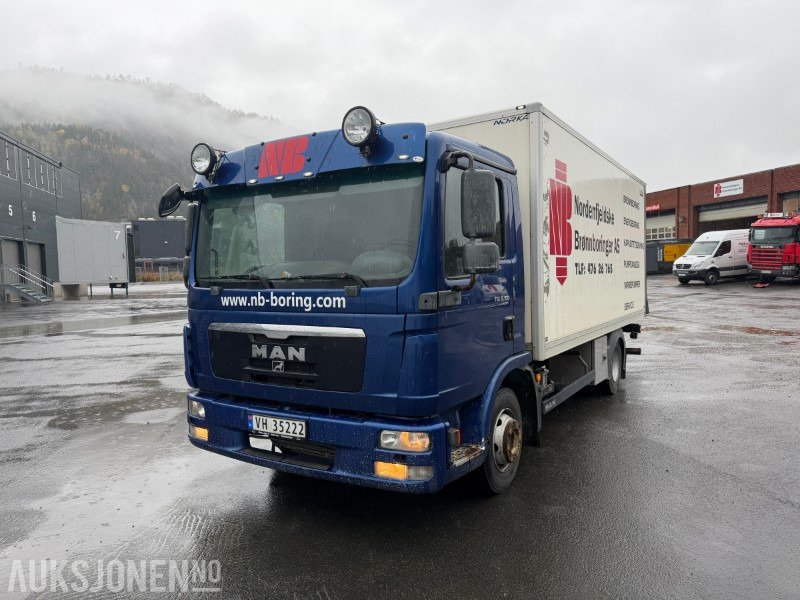 MAN TGL 8.180 4x2BL – 2011-modell – Skapbil med lift - Box truck: picture 1 MAN TGL 8.180 4x2BL – 2011-modell – Skapbil med lift - Box truck: picture 1