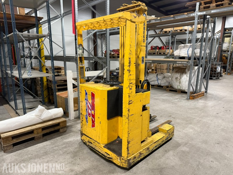 1995 ABECO 12 SMATTF – Elektrisk skyvemasttruck / stabler 1200 kg, 5,65 m løftehøyde - Material handling equipment: picture 3 1995 ABECO 12 SMATTF – Elektrisk skyvemasttruck / stabler 1200 kg, 5,65 m løftehøyde - Material handling equipment: picture 3