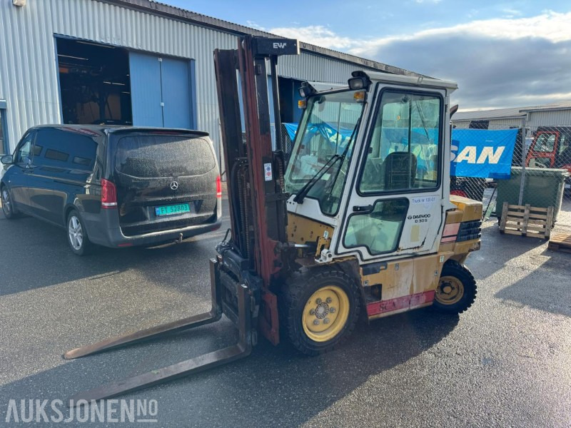 1995 Daewoo D305-2 med rotator på gafler - Material handling equipment: picture 1 1995 Daewoo D305-2 med rotator på gafler - Material handling equipment: picture 1