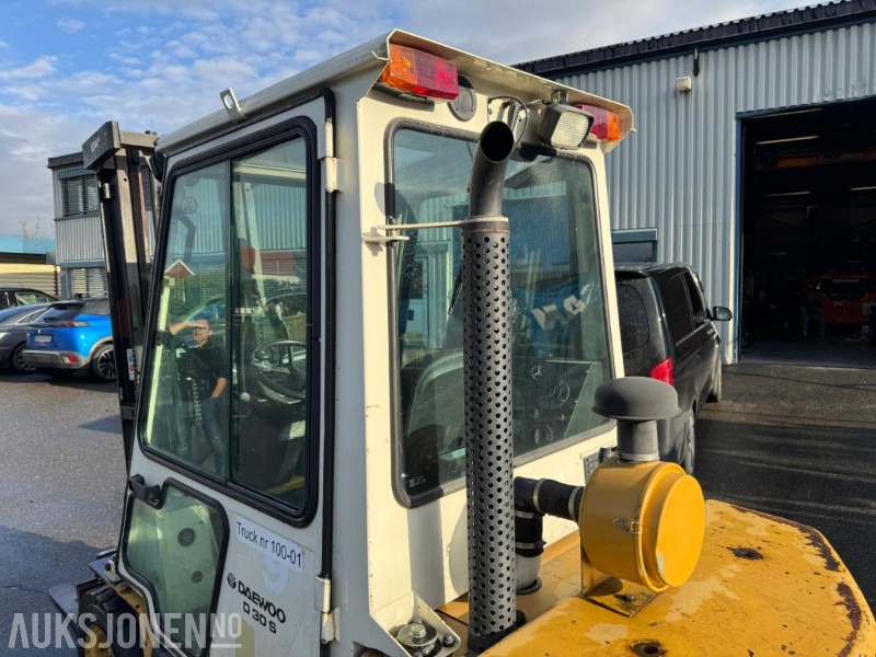 1995 Daewoo D305-2 med rotator på gafler - Material handling equipment: picture 4 1995 Daewoo D305-2 med rotator på gafler - Material handling equipment: picture 4