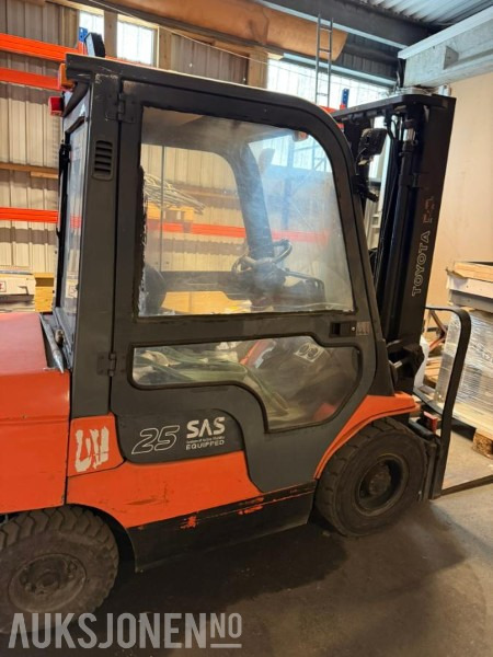2000 Toyota 62-7FDF25 Gaffeltruck - Material handling equipment: picture 2 2000 Toyota 62-7FDF25 Gaffeltruck - Material handling equipment: picture 2