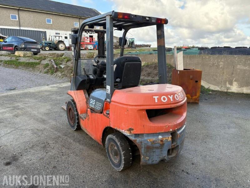 2003 Toyota 7FD25 - Material handling equipment: picture 4 2003 Toyota 7FD25 - Material handling equipment: picture 4