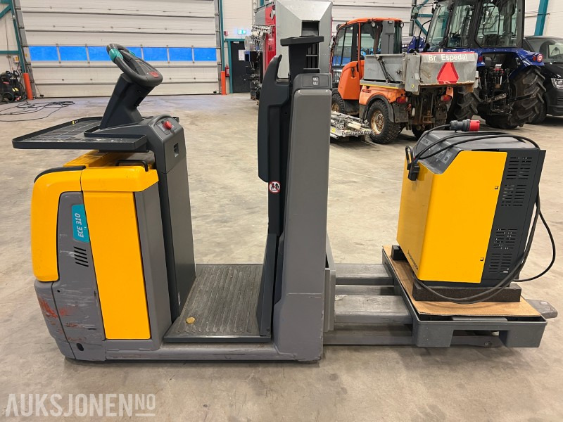 2016 Jungheinrich ECE 310 HP - Material handling equipment: picture 2 2016 Jungheinrich ECE 310 HP - Material handling equipment: picture 2