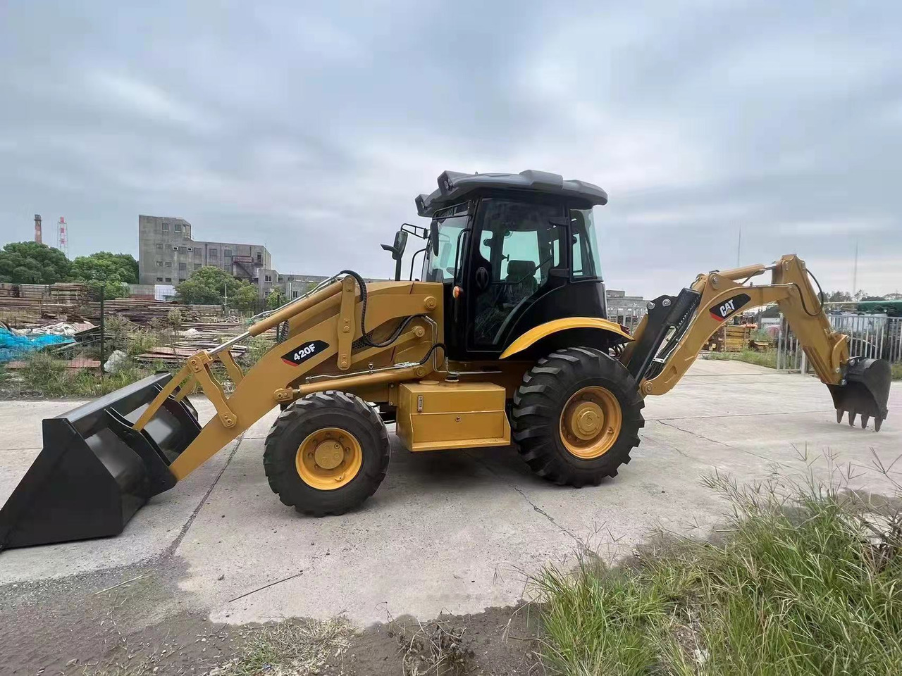 Backhoe loader CATERPILLAR 420F: picture 1
