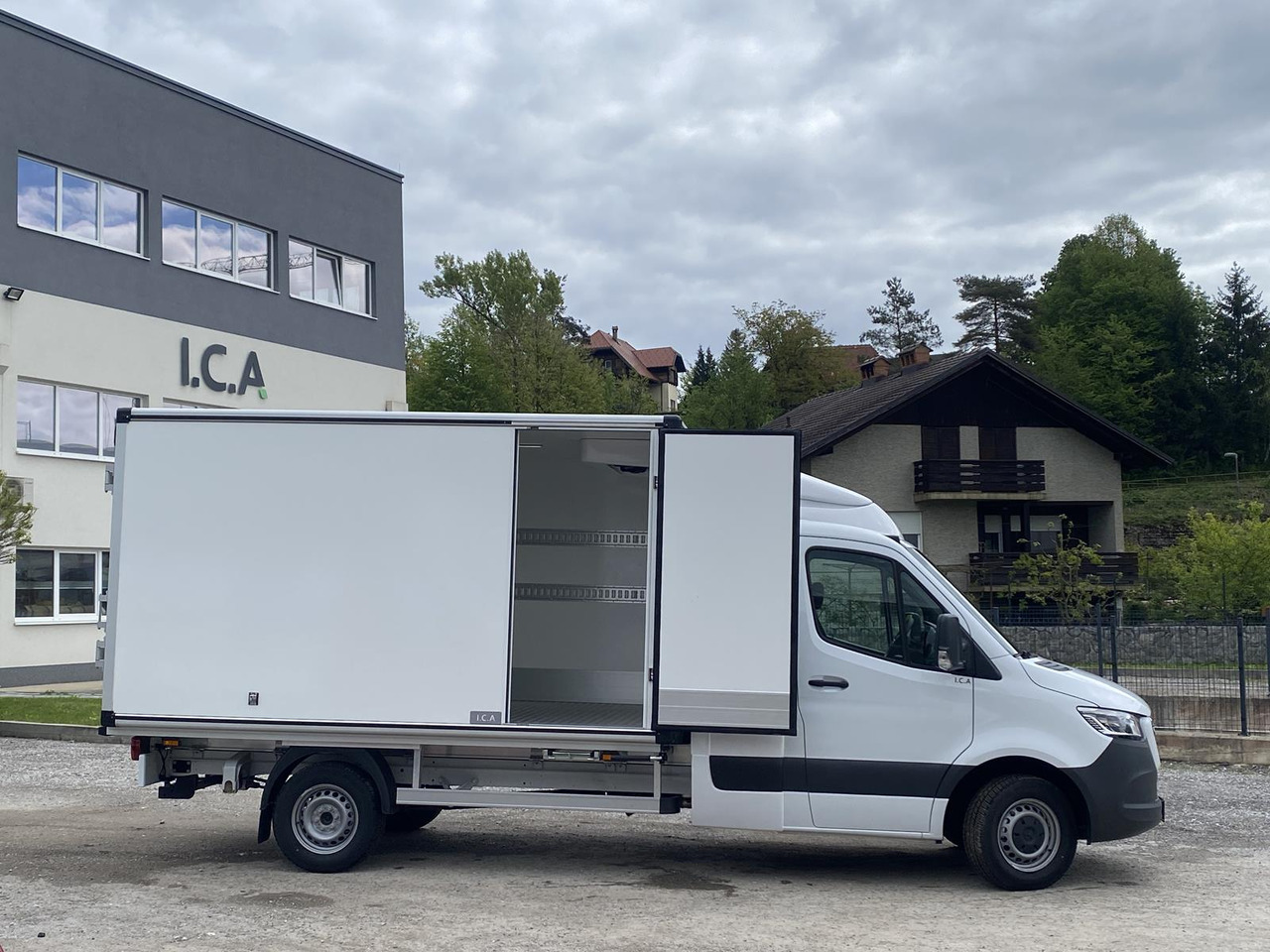 MERCEDES BENZ SPRINTER 317 CDI | DOPPELREGIME TIEFKÜHLKOFFER + BACKSLEEPER - Refrigerated delivery van: picture 4 MERCEDES BENZ SPRINTER 317 CDI | DOPPELREGIME TIEFKÜHLKOFFER + BACKSLEEPER - Refrigerated delivery van: picture 4