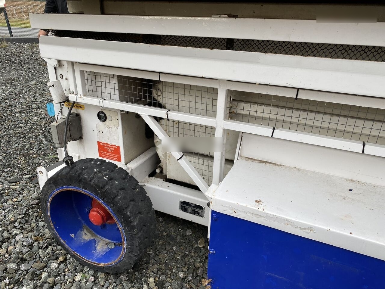 Bluelift NACELA LIFT TKD HL 80 EV / Electrica / 9,7 m / 850 kg - Scissor lift: picture 4 Bluelift NACELA LIFT TKD HL 80 EV / Electrica / 9,7 m / 850 kg - Scissor lift: picture 4