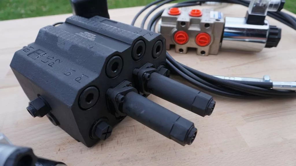 Front loader valve with Load Sensing LS valve 4 function Joystick 90 l/min 24 gp Case IH - Front loader for tractor for Truck: picture 2 Front loader valve with Load Sensing LS valve 4 function Joystick 90 l/min 24 gp Case IH - Front loader for tractor for Truck: picture 2