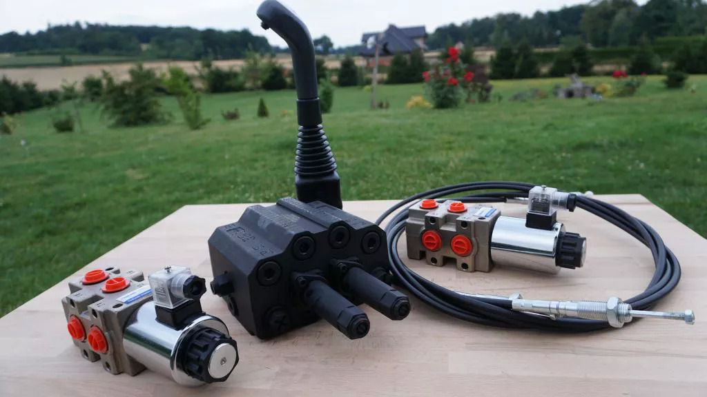 Front loader valve with Load Sensing LS valve 4 function Joystick 90 l/min 24 gp Case IH - Front loader for tractor for Truck: picture 1 Front loader valve with Load Sensing LS valve 4 function Joystick 90 l/min 24 gp Case IH - Front loader for tractor for Truck: picture 1