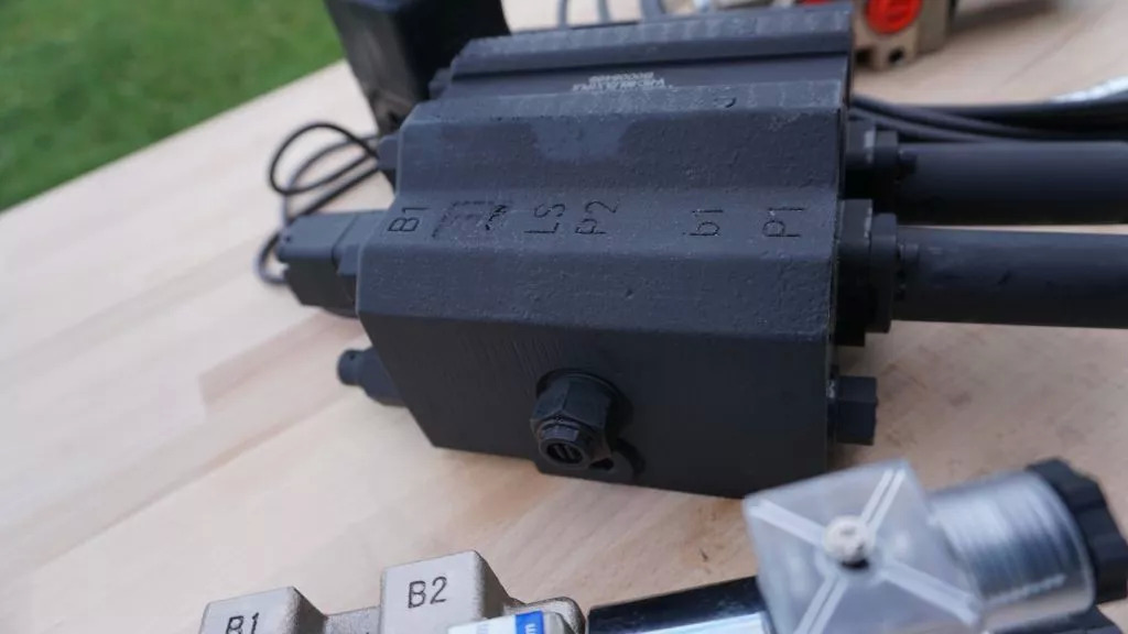 Front loader valve with Load Sensing LS valve 4 function Joystick 90 l/min 24 gp Case IH - Front loader for tractor for Truck: picture 5 Front loader valve with Load Sensing LS valve 4 function Joystick 90 l/min 24 gp Case IH - Front loader for tractor for Truck: picture 5