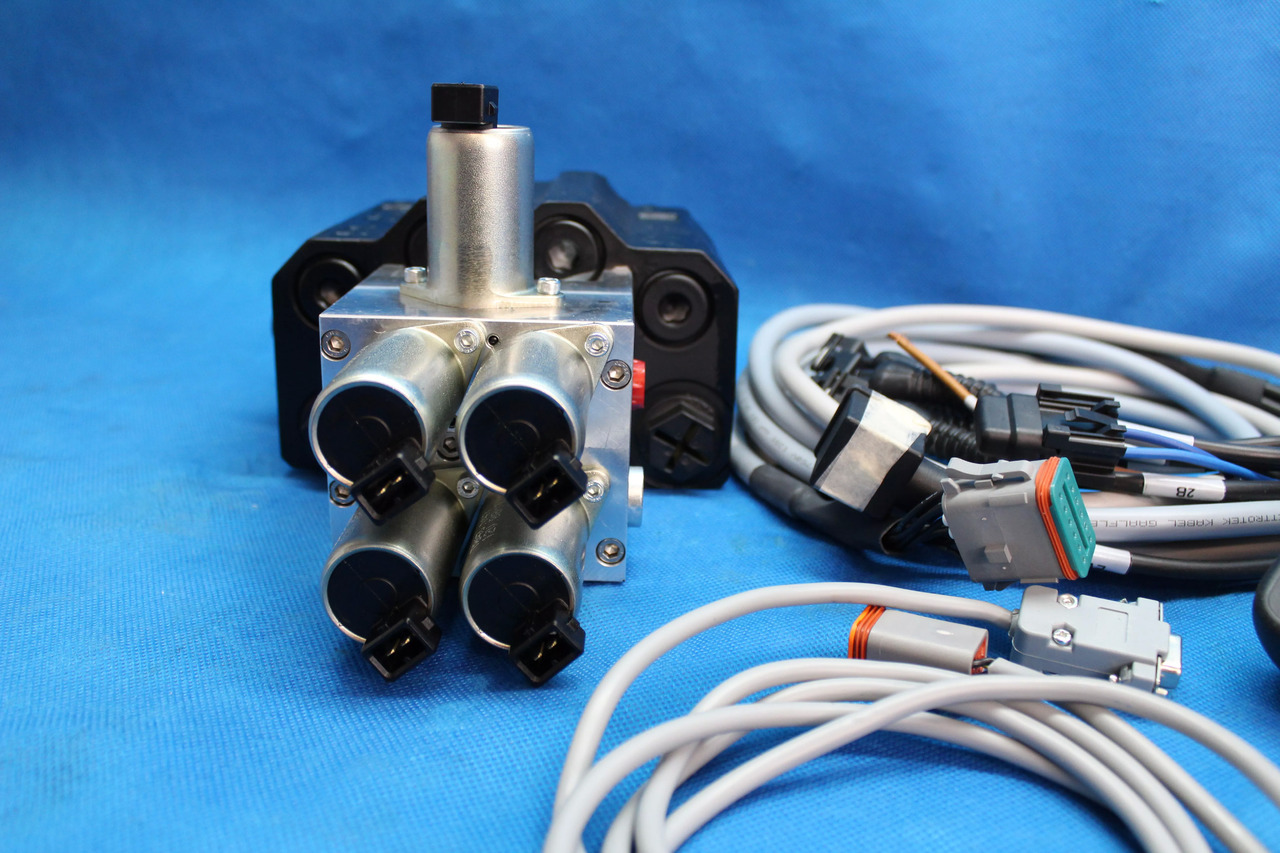 Joystick + AKON LVM92 Proportional Valve 90 L/Min 2 Sections for Loader, Closed - Front loader for tractor for Truck: picture 3 Joystick + AKON LVM92 Proportional Valve 90 L/Min 2 Sections for Loader, Closed - Front loader for tractor for Truck: picture 3