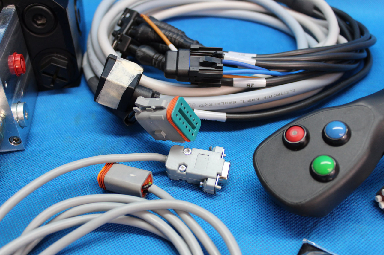 Joystick + AKON LVM92 Proportional Valve 90 L/Min 2 Sections for Loader, Closed - Front loader for tractor for Truck: picture 5 Joystick + AKON LVM92 Proportional Valve 90 L/Min 2 Sections for Loader, Closed - Front loader for tractor for Truck: picture 5