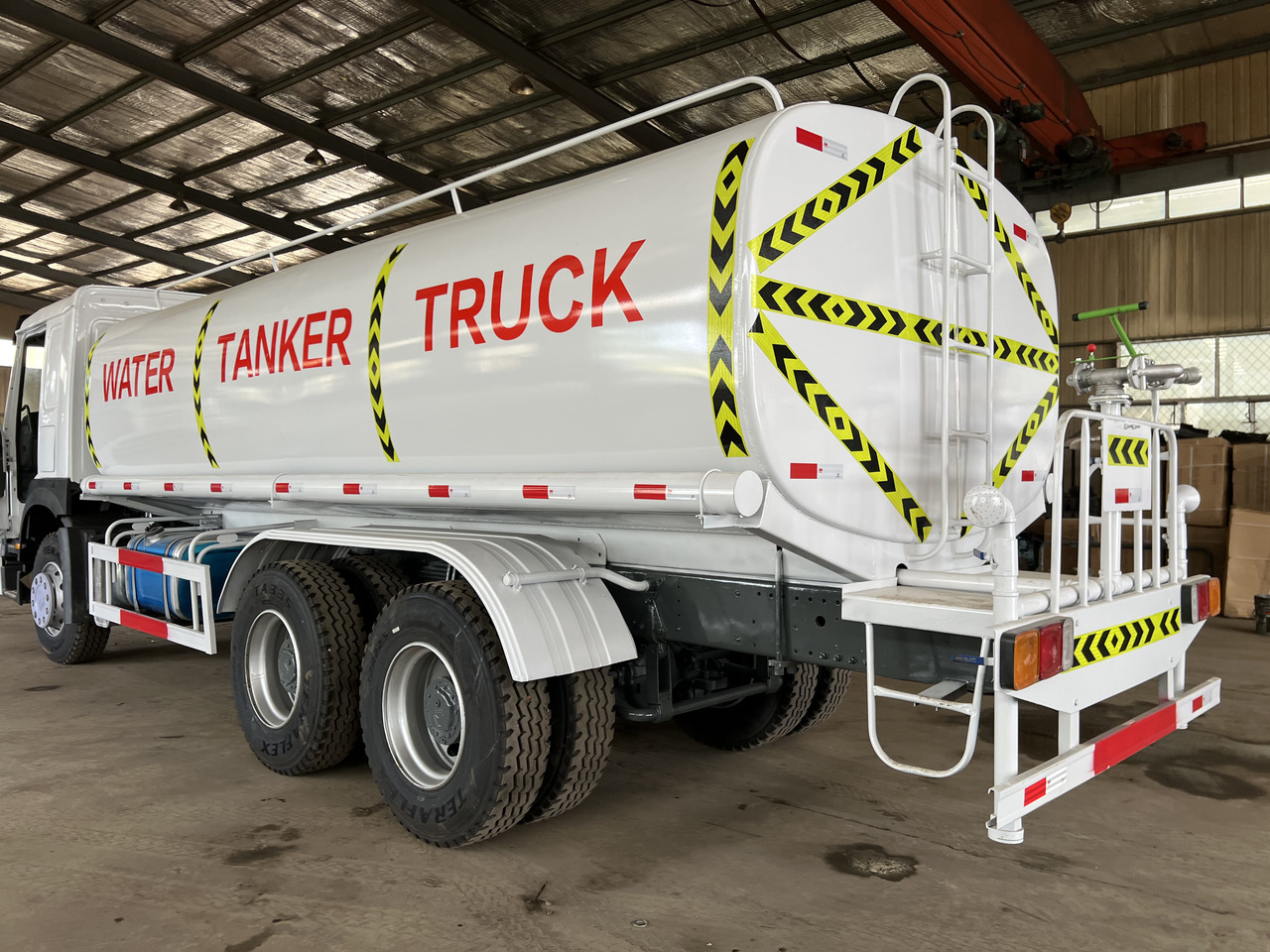 HOWO HOWO water tanker truck - Tanker truck: picture 3 HOWO HOWO water tanker truck - Tanker truck: picture 3