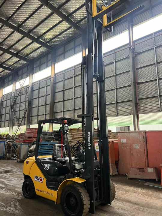 Japanese second hand Komatsu Forklifts FD30 with high performance for sale in shanghai yard - Diesel forklift: picture 2 Japanese second hand Komatsu Forklifts FD30 with high performance for sale in shanghai yard - Diesel forklift: picture 2