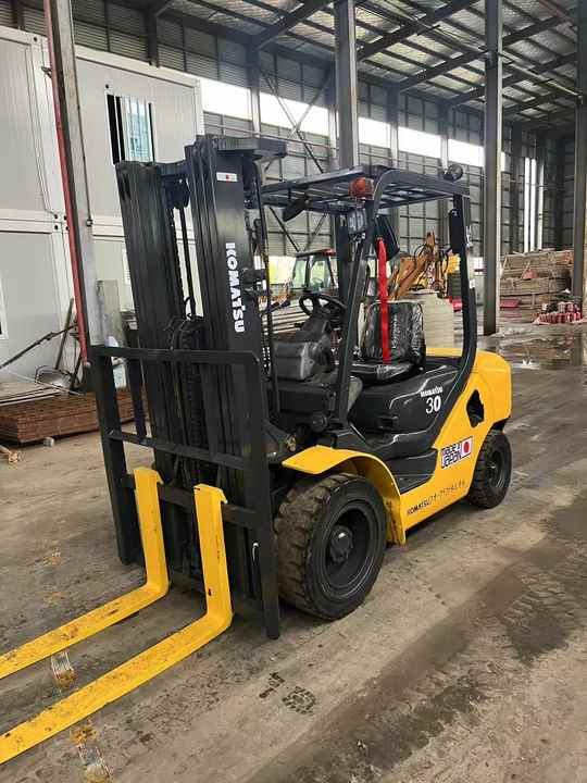 Japanese second hand Komatsu Forklifts FD30 with high performance for sale in shanghai yard - Diesel forklift: picture 3 Japanese second hand Komatsu Forklifts FD30 with high performance for sale in shanghai yard - Diesel forklift: picture 3