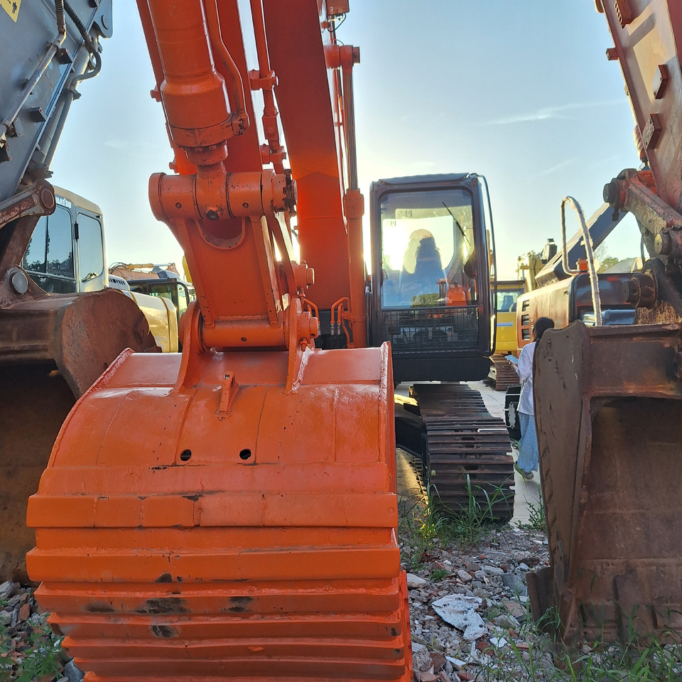 Second hand Hitachi ZX210 excavator - Excavator: picture 4 Second hand Hitachi ZX210 excavator - Excavator: picture 4