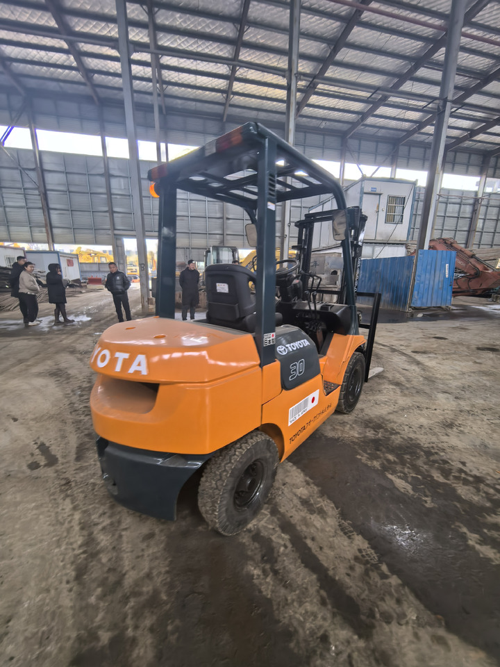 Used Toyota FD30 forklift - Diesel forklift: picture 3 Used Toyota FD30 forklift - Diesel forklift: picture 3