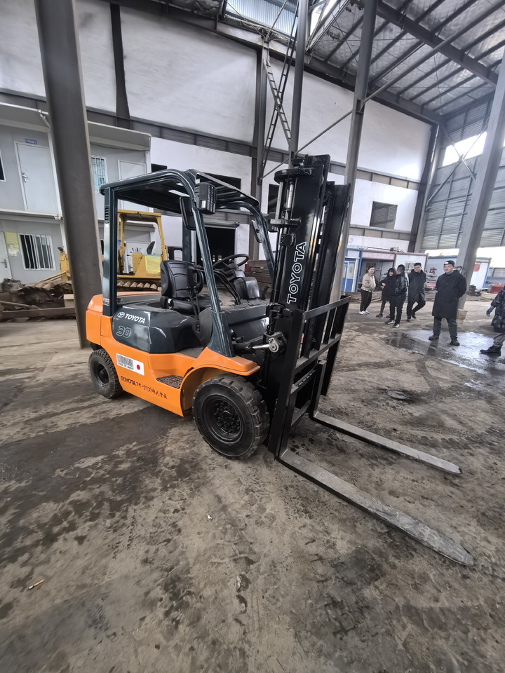 Used Toyota FD30 forklift - Diesel forklift: picture 1 Used Toyota FD30 forklift - Diesel forklift: picture 1