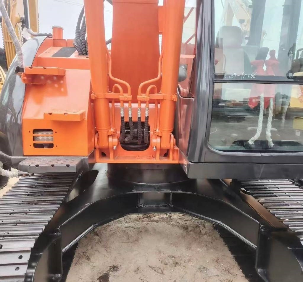 Hitachi 135US - Crawler excavator: picture 5 Hitachi 135US - Crawler excavator: picture 5