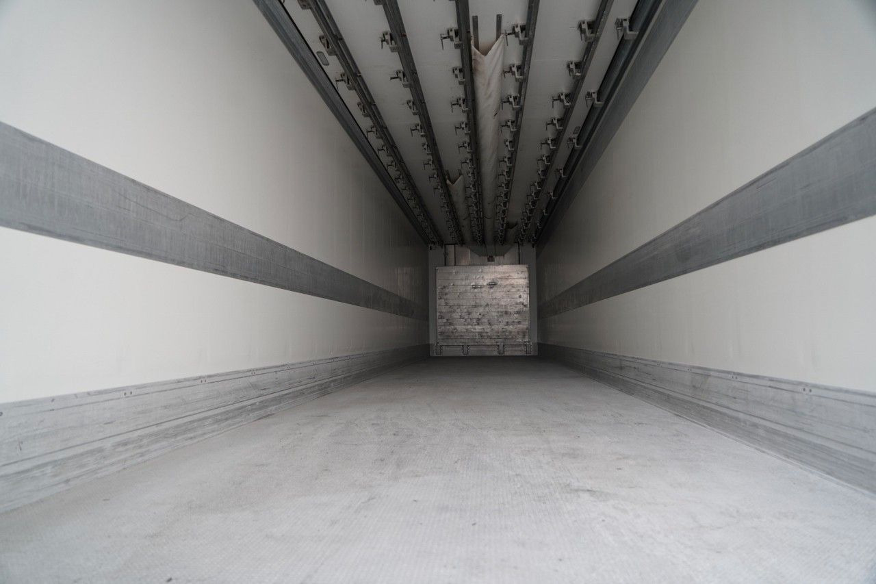 Refrigerator semi-trailer Schmitz Cargobull CHŁODNIA / THERMO KING / HAKÓWKA / OŚ PODNOSZO: picture 15 Refrigerator semi-trailer Schmitz Cargobull CHŁODNIA / THERMO KING / HAKÓWKA / OŚ PODNOSZO: picture 15