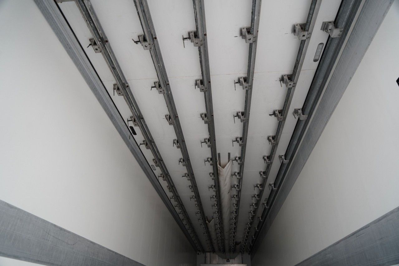 Refrigerator semi-trailer Schmitz Cargobull CHŁODNIA / THERMO KING / HAKÓWKA / OŚ PODNOSZO: picture 18 Refrigerator semi-trailer Schmitz Cargobull CHŁODNIA / THERMO KING / HAKÓWKA / OŚ PODNOSZO: picture 18