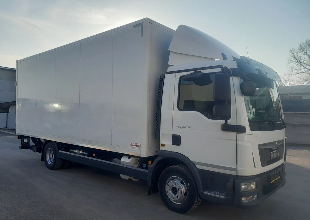 MAN TGL 12.250 NAUKA JAZDY / ELKA / L / MANUAL 8 / - Curtain side truck: picture 1 MAN TGL 12.250 NAUKA JAZDY / ELKA / L / MANUAL 8 / - Curtain side truck: picture 1